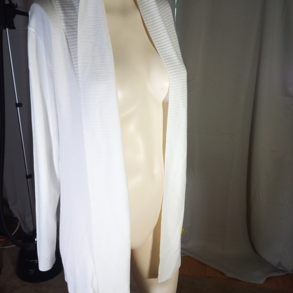 Elegant White Cardigan - Picture 3 of 3